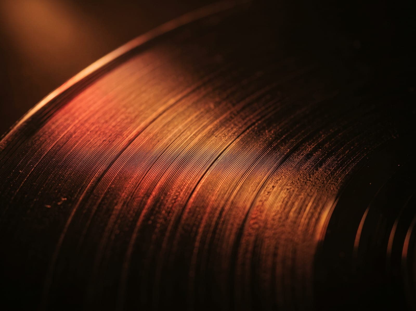 Nærbilde av vinylriller i varmt lys
