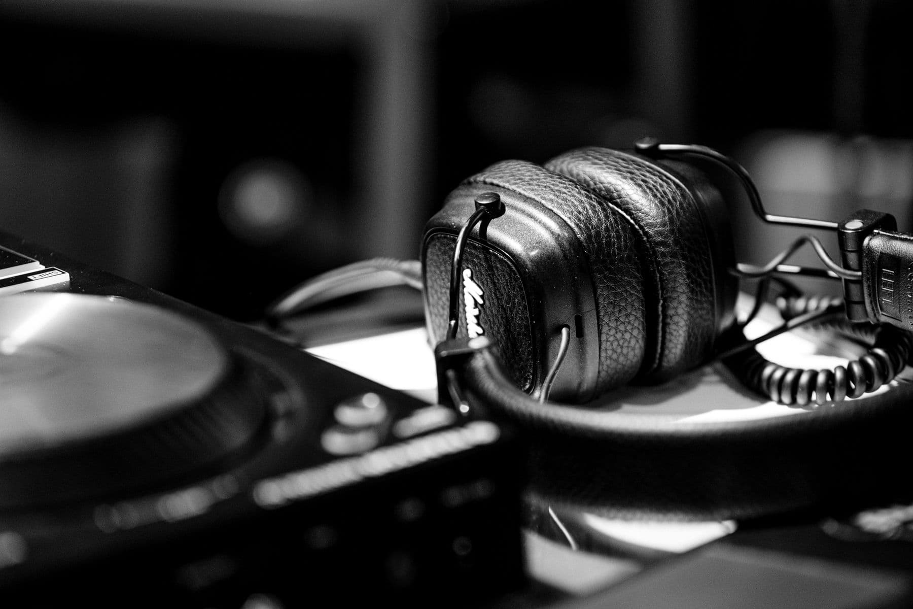 DJ med hodetelefoner i konsentrasjon bak spillepulten