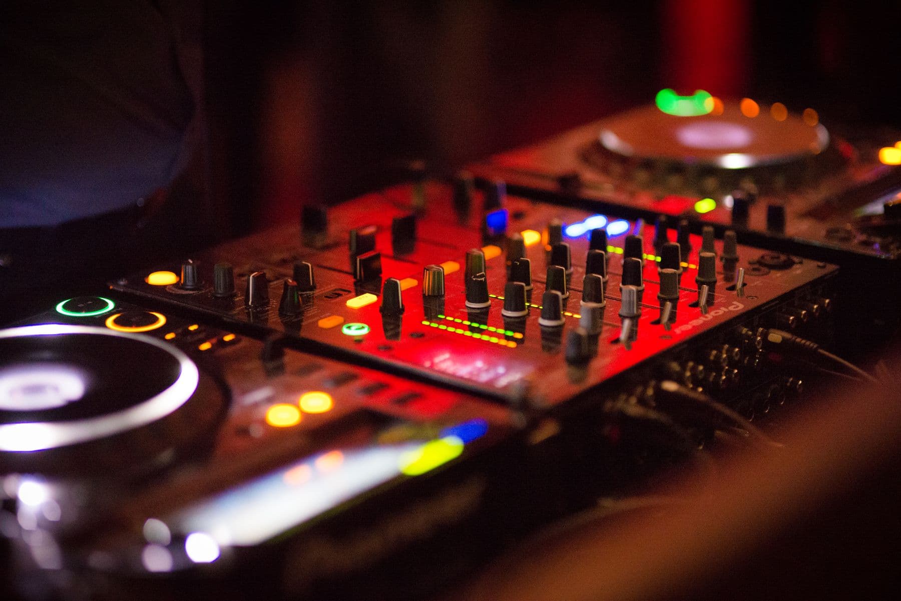 DJ-mikser i farget lys